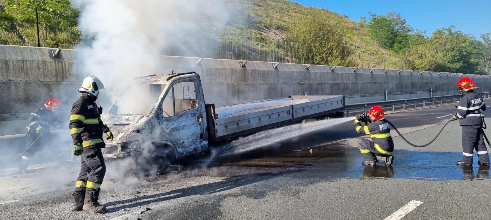 FOTO Camionetă mistuită de flăcări pe autostrada A1, Sibiu - Sebeș 2 foto camionetă mistuită de flăcări pe autostrada a1, sibiu - sebeș