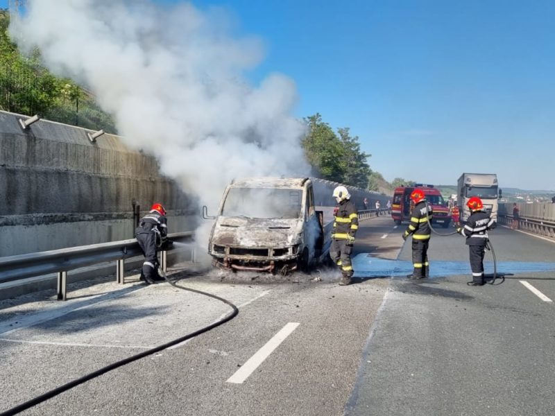 foto camionetă mistuită de flăcări pe autostrada a1, sibiu - sebeș
