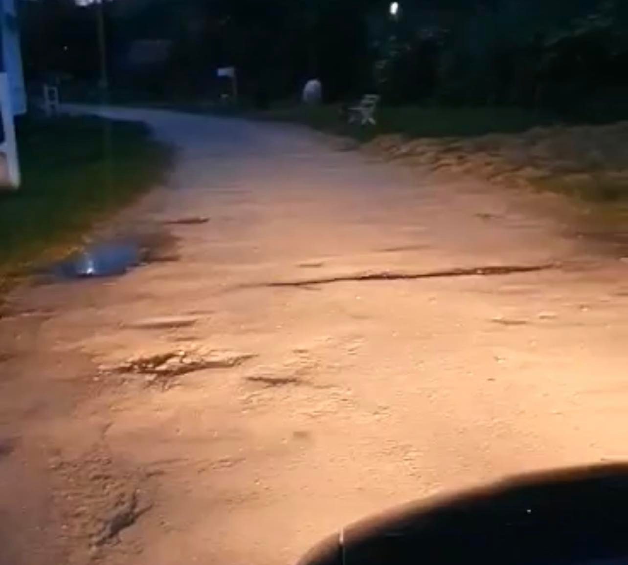 foto video drumul care leagă alma de giacăș arată ca după război - șoferii sunt revoltați - „ne rupem mașinile”