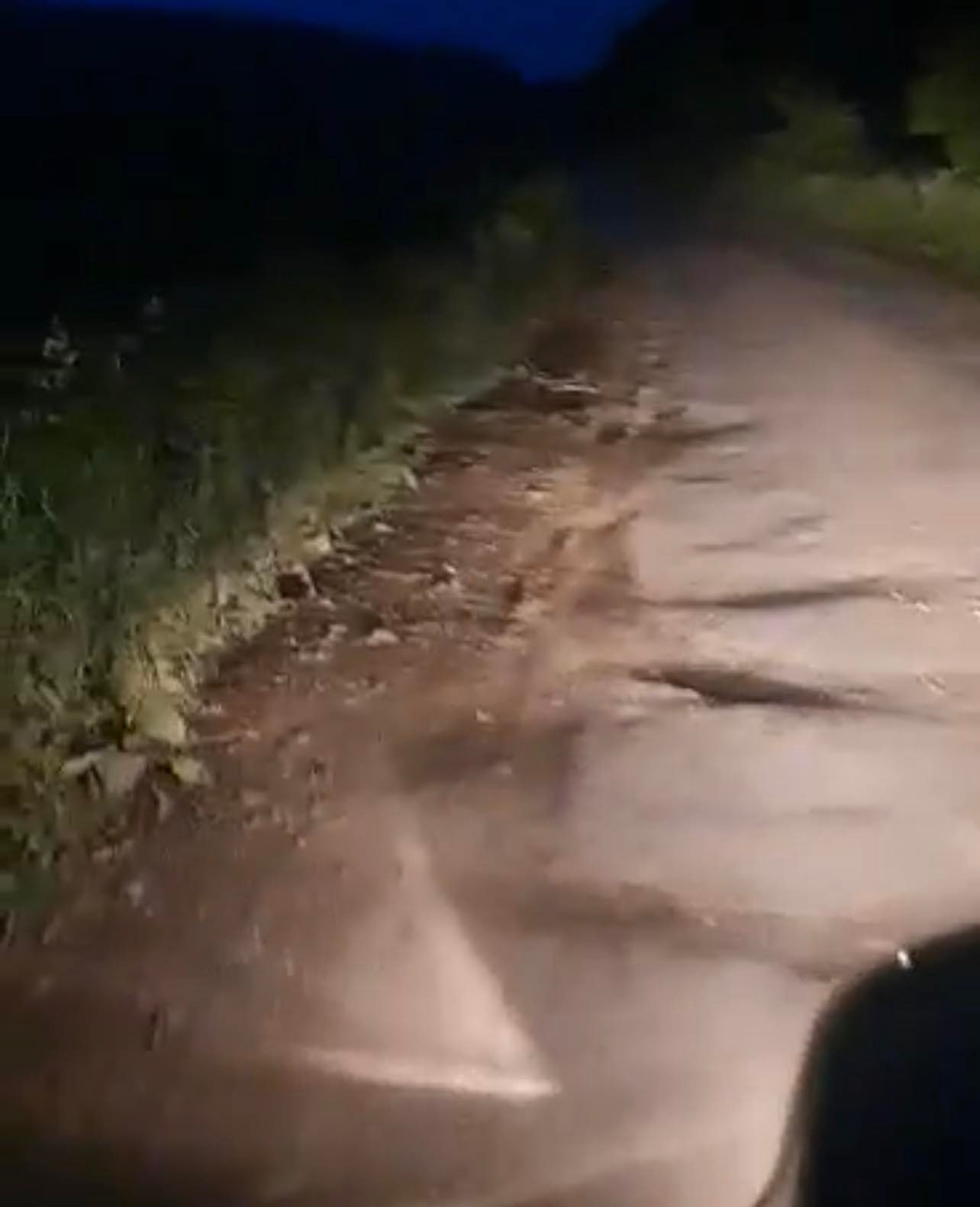 foto video drumul care leagă alma de giacăș arată ca după război - șoferii sunt revoltați - „ne rupem mașinile”