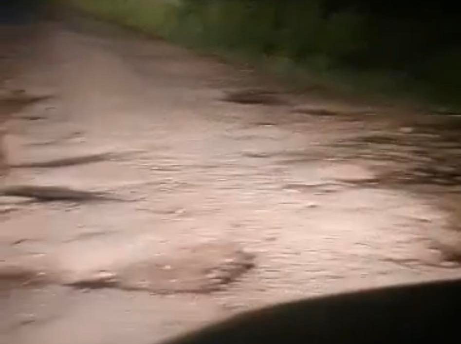 foto video drumul care leagă alma de giacăș arată ca după război - șoferii sunt revoltați - „ne rupem mașinile”