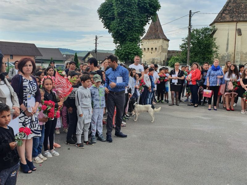 foto ultimul clopoțel a sunat la scoala gimnazială din târnava