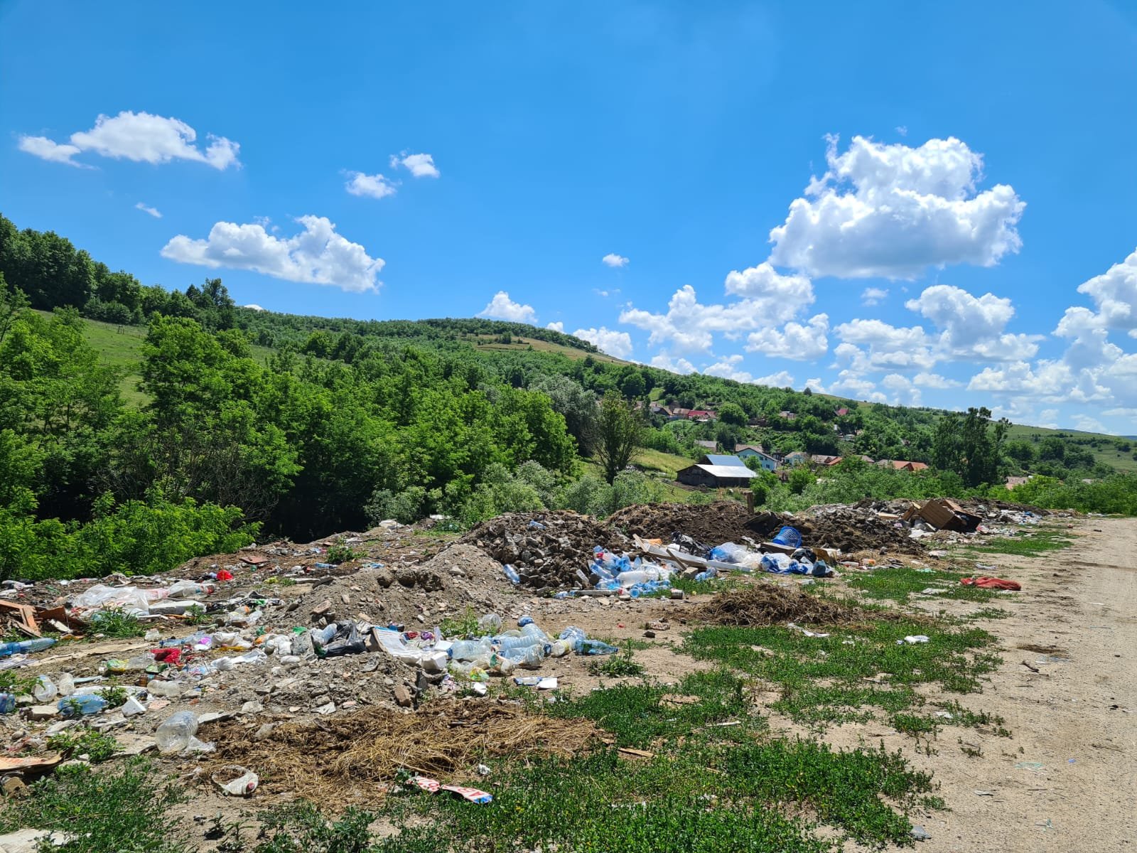 FOTO Zona ”Sub vii” din Axente Sever transformată în groapă de gunoi - ”Stricăm aspectul zonelor frumoase doar din comoditate” 2 foto zona ”sub vii” din axente sever transformată în groapă de gunoi - ”stricăm aspectul zonelor frumoase doar din comoditate”