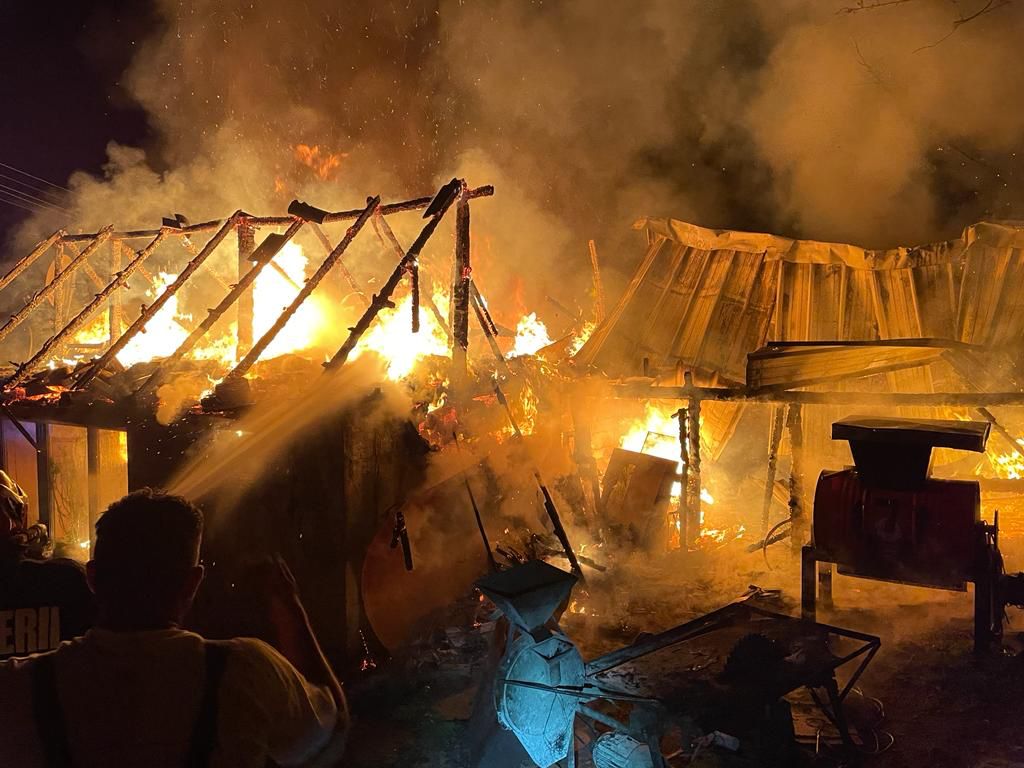 FOTO Casă mistuită de flăcări la Buzd 3 foto casă mistuită de flăcări la buzd