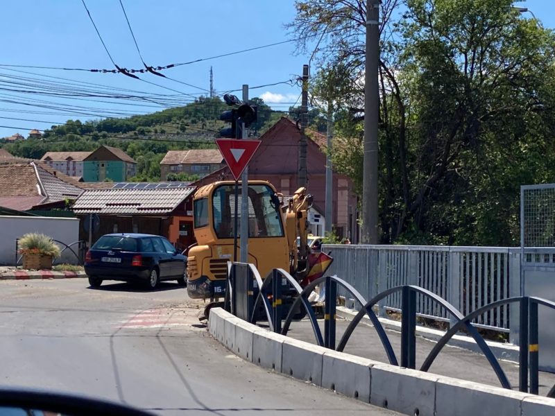 foto mini-excavator parcat pe trotuar în zona pod cfr de câteva zile