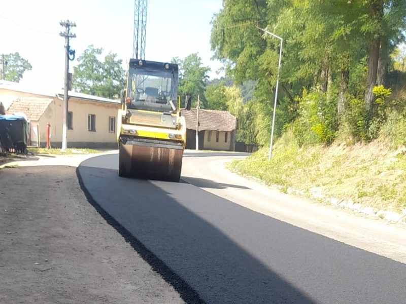 restricții pe mai multe drumuri din jurul mediașului - se toarnă asfalt