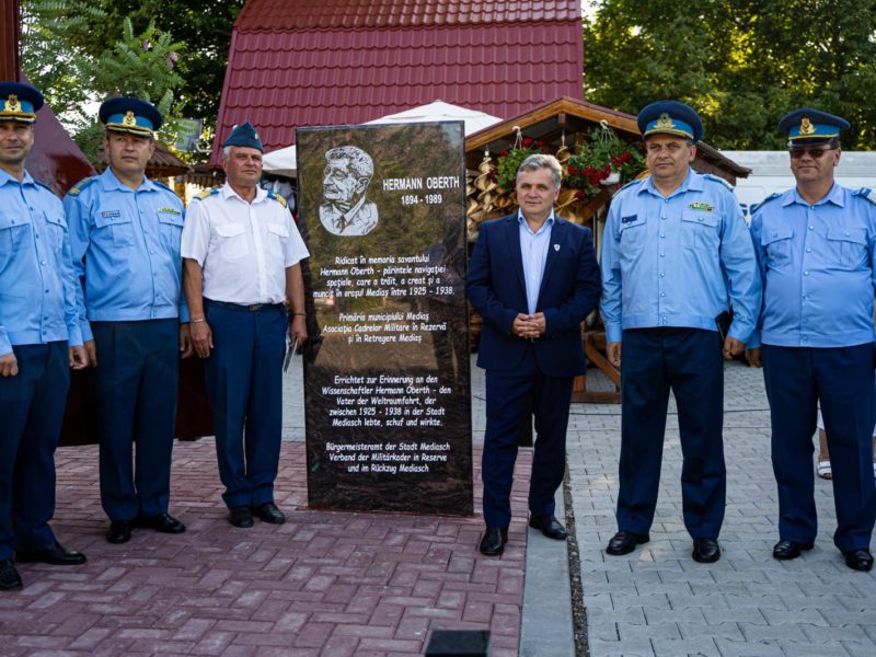 foto monument dedicat savantului hermann oberth pe strada brateiului