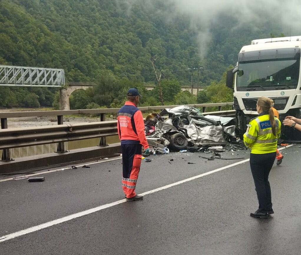 FOTO Accident mortal pe Valea Oltului - Un copil de un an și doi adulți au murit 3 foto accident mortal pe valea oltului - un copil de un an și doi adulți au murit
