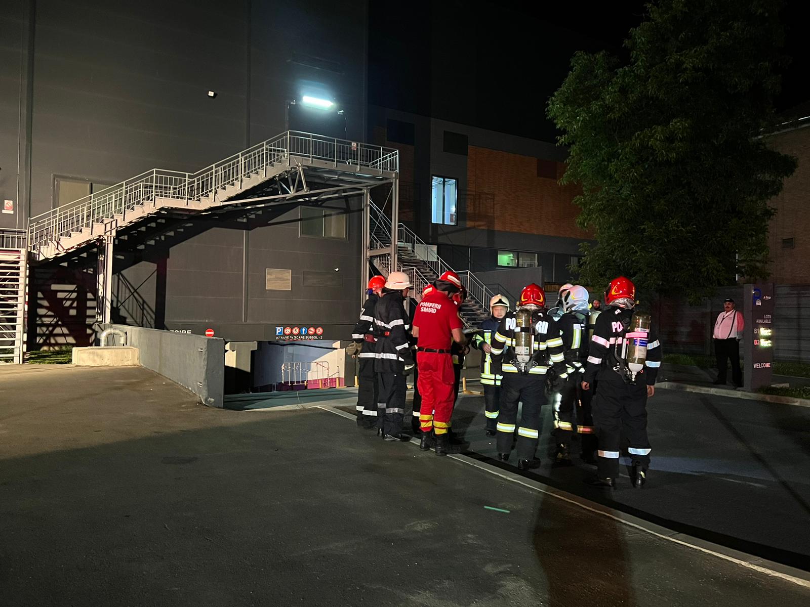 foto simulare de cutremur - exercițiu isu la un centru comercial din sibiu