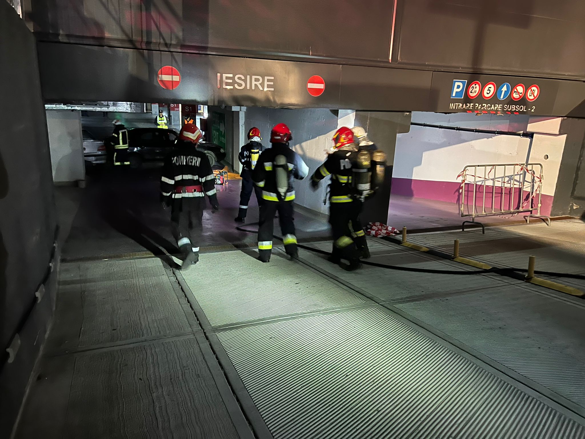 foto simulare de cutremur - exercițiu isu la un centru comercial din sibiu