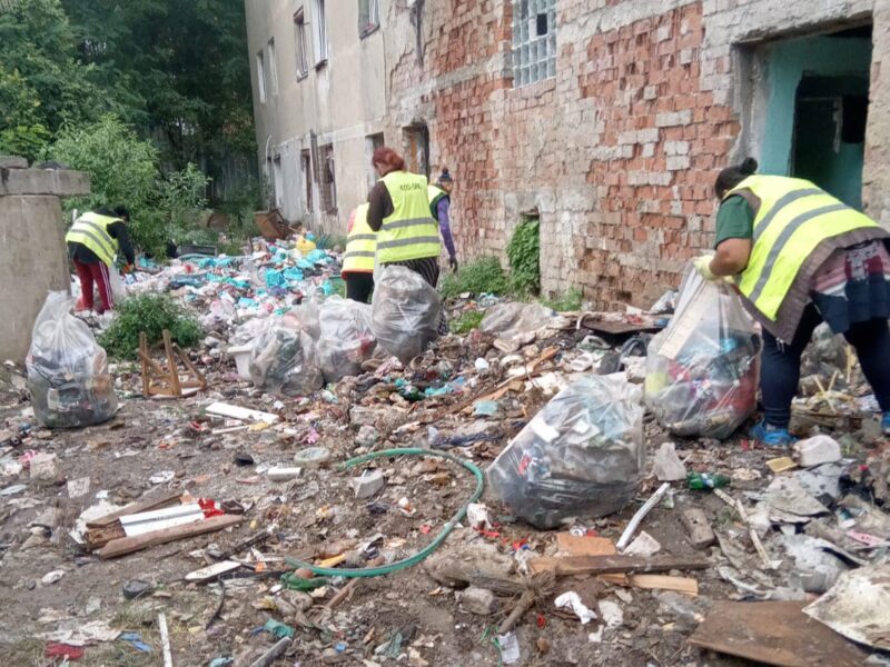 foto acțiune de curățenie pe strada tineretului - primarul gheorghe roman: ”rușine celor care produc atâta mizerie!”