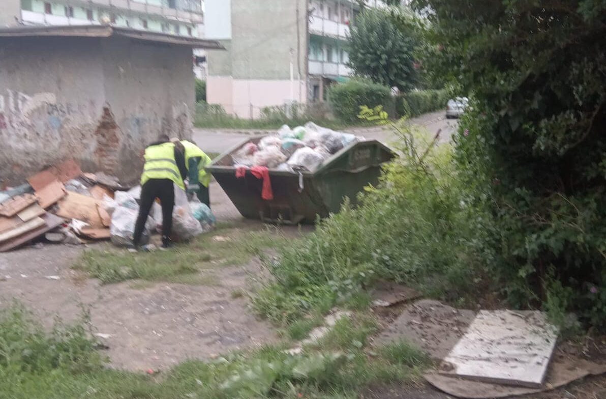 foto acțiune de curățenie pe strada tineretului - primarul gheorghe roman: ”rușine celor care produc atâta mizerie!”