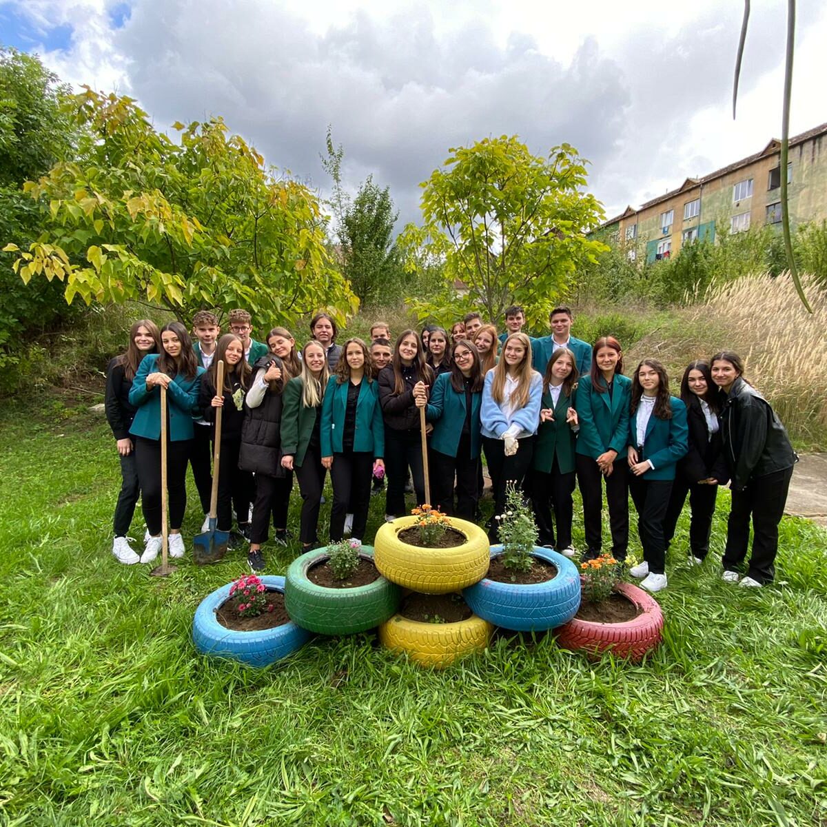FOTO Liceul ”Axente Sever” prinde culoare – Elevii au reamenajat spațiile verzi