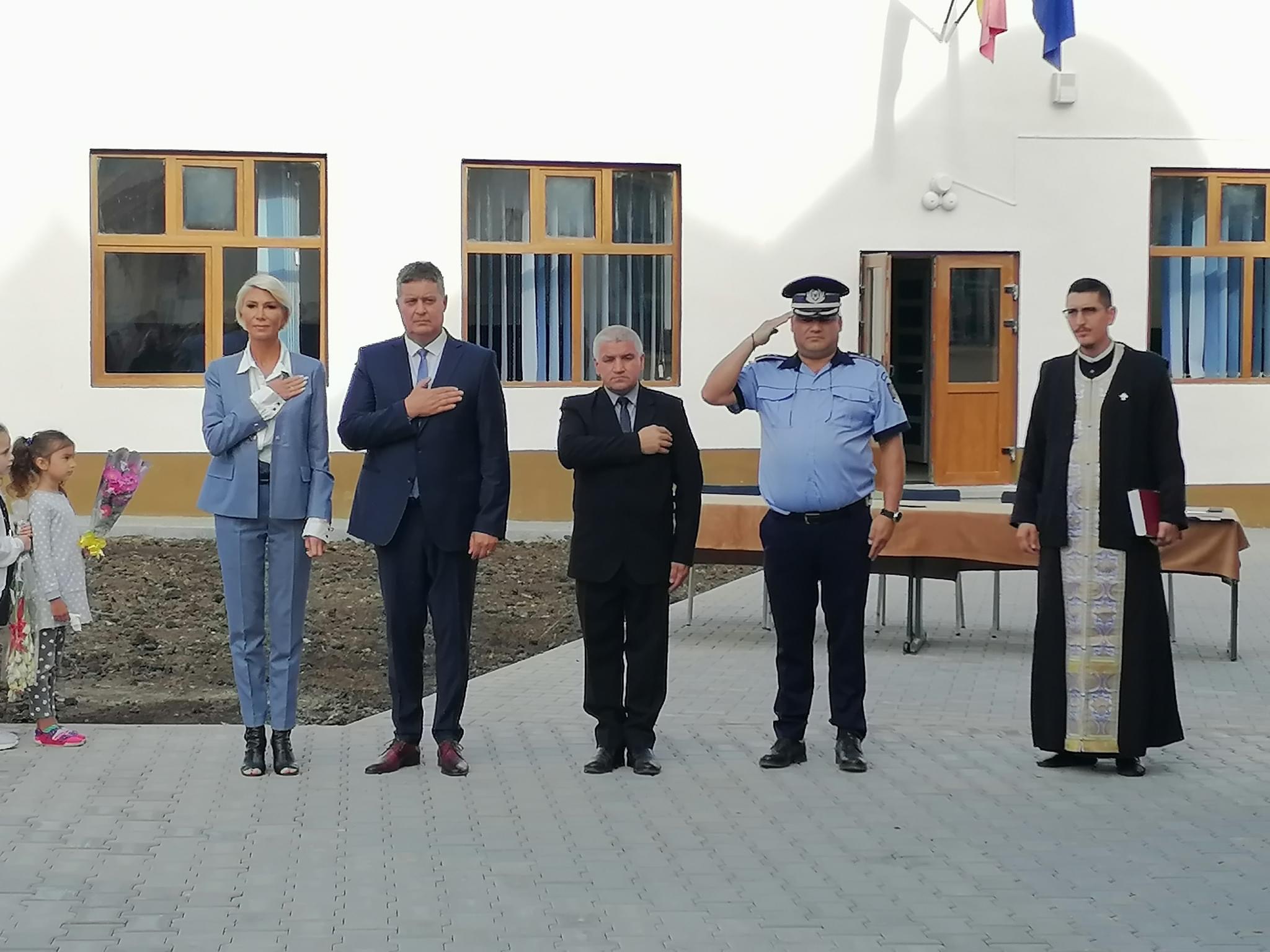 FOTO Raluca Turcan prezentă la festivitatea de deschidere a noului an școlar în Axente Sever 3 foto raluca turcan prezentă la festivitatea de deschidere a noului an școlar în axente sever