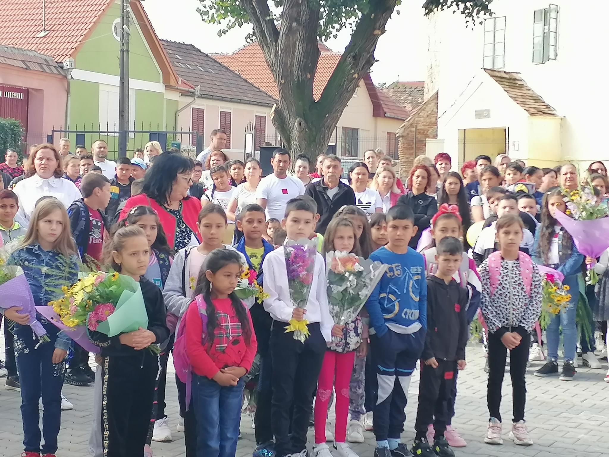 FOTO Raluca Turcan prezentă la festivitatea de deschidere a noului an școlar în Axente Sever 5 foto raluca turcan prezentă la festivitatea de deschidere a noului an școlar în axente sever