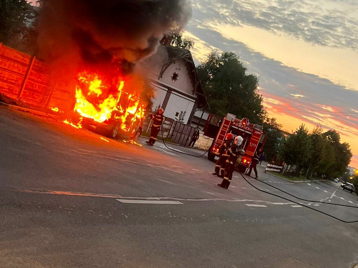 FOTO Autoturism mistuit de flăcări la Sibiu – Focul a fost pus intenționat