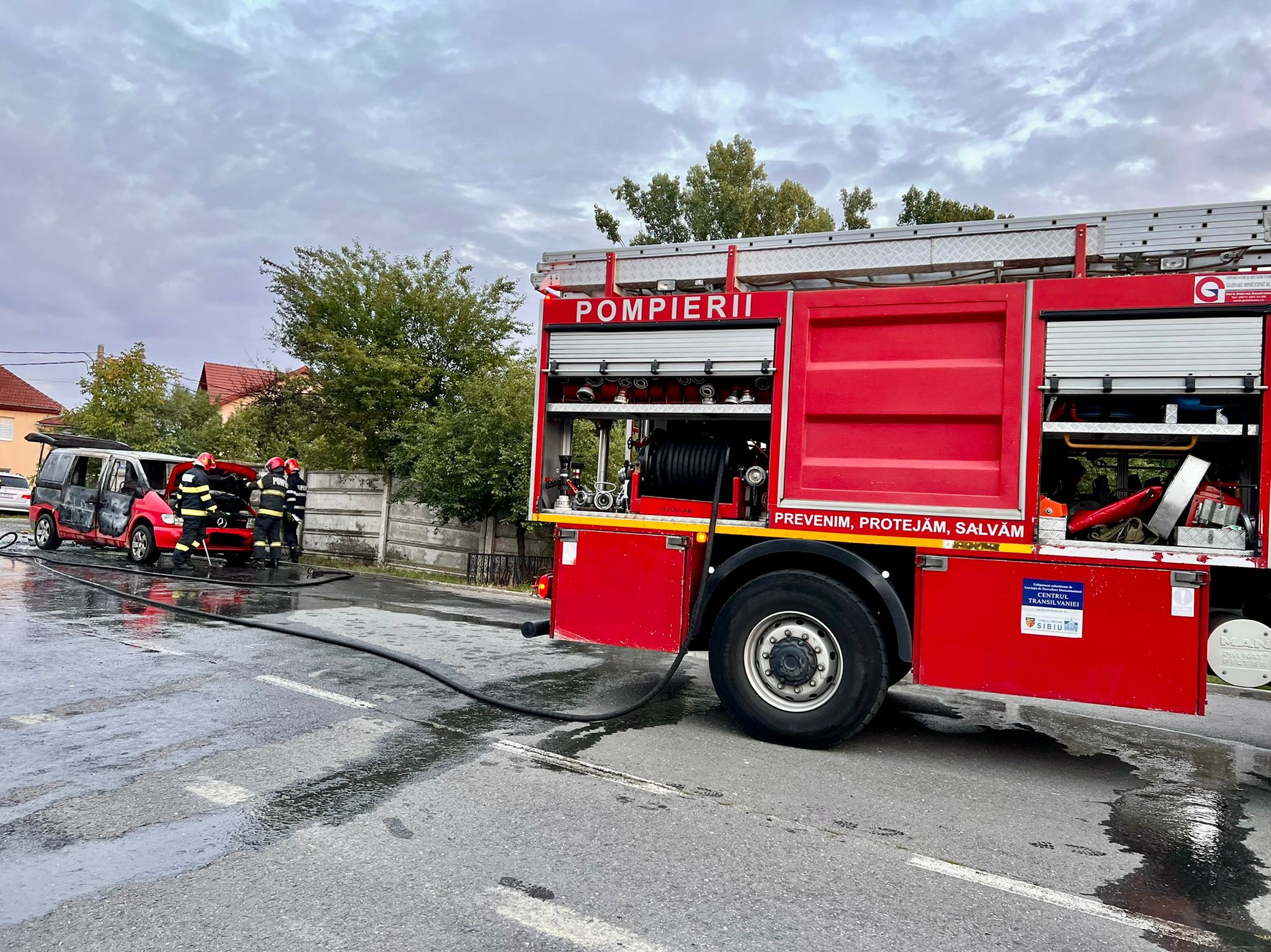 FOTO Autoturism mistuit de flăcări la Sibiu - Focul a fost pus intenționat 2 foto autoturism mistuit de flăcări la sibiu - focul a fost pus intenționat