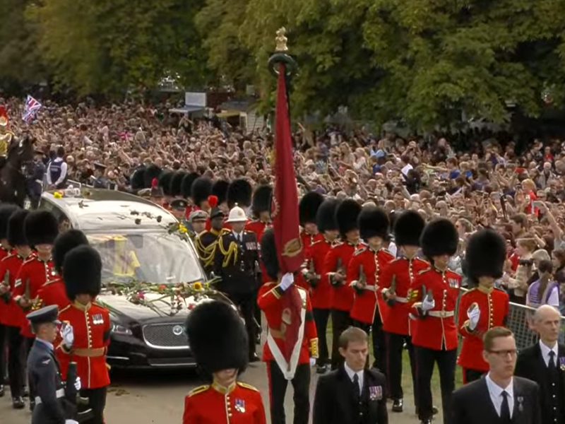 live vdeo sicriul reginei elisabeta a doua a ajuns acasă - cortegiul funerar aproape de windsor