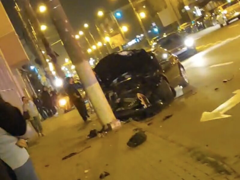 foto accident pe șoseaua sibiului – un tânăr din târnava a intrat cu mașina într-un stâlp din cauza unui șofer neatent