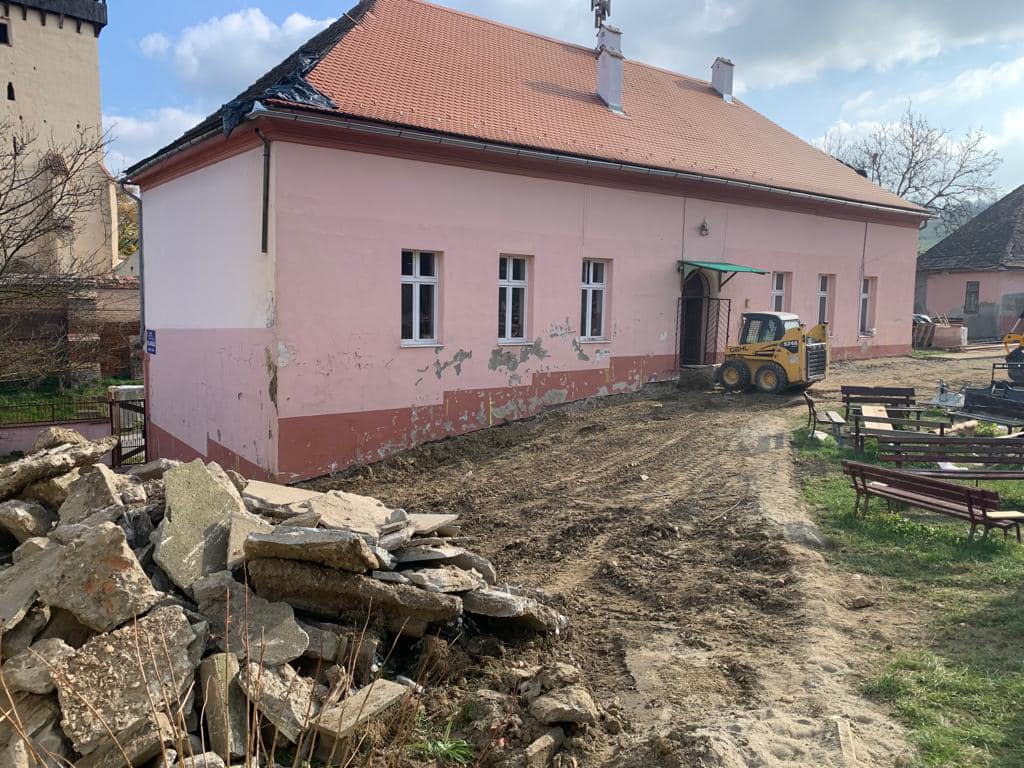 foto au început lucrările de modernizare la școala numărul 4 și școala din ighișul nou