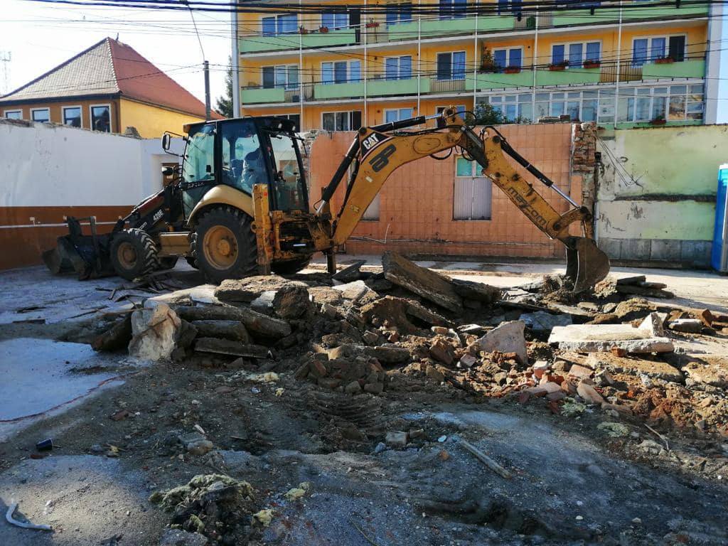 foto au început lucrările de modernizare la școala numărul 4 și școala din ighișul nou