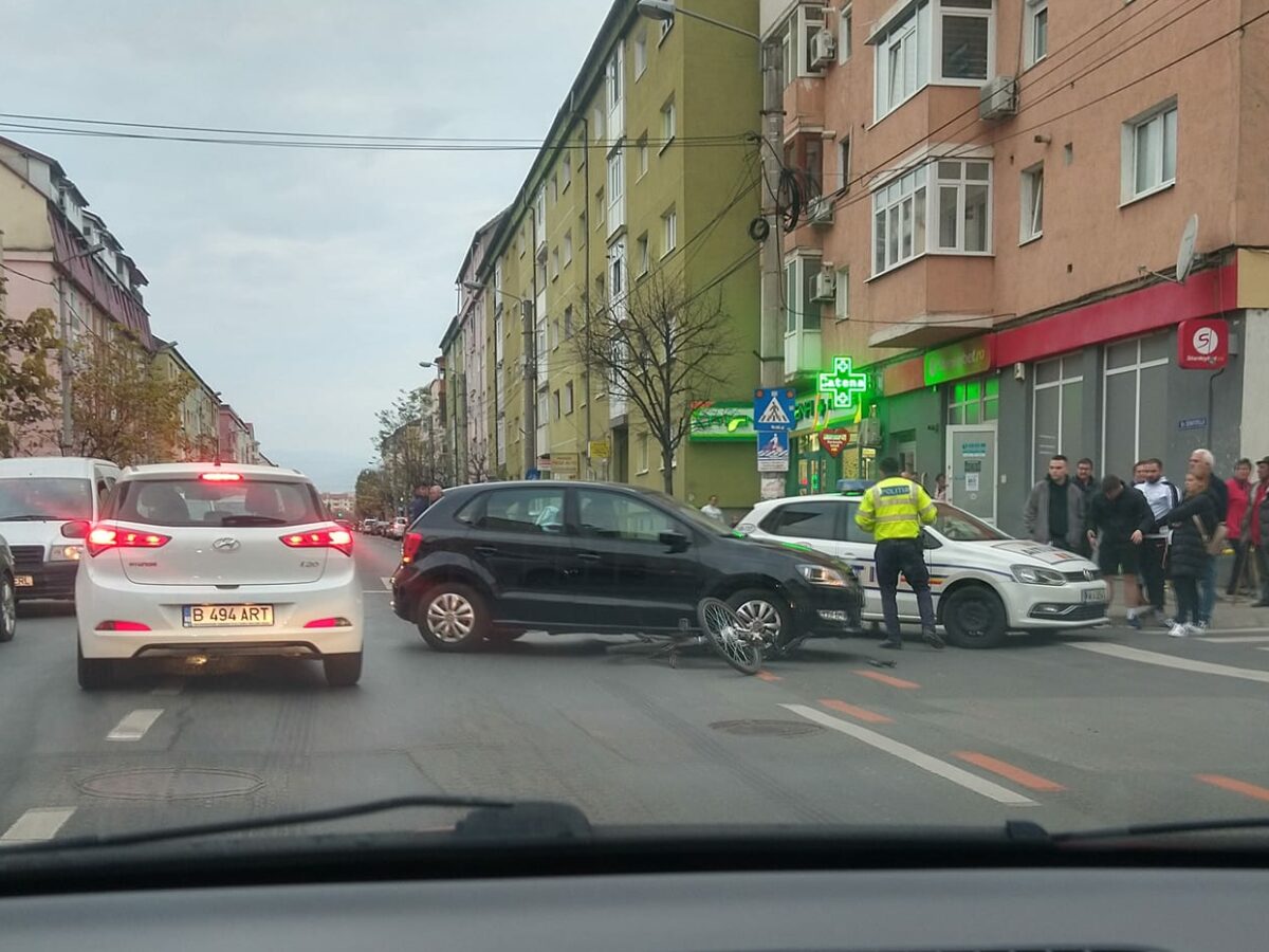 Biciclist lovit de o mașină într-o intersecție din Sibiu – Tânărul a fost transportat la spital