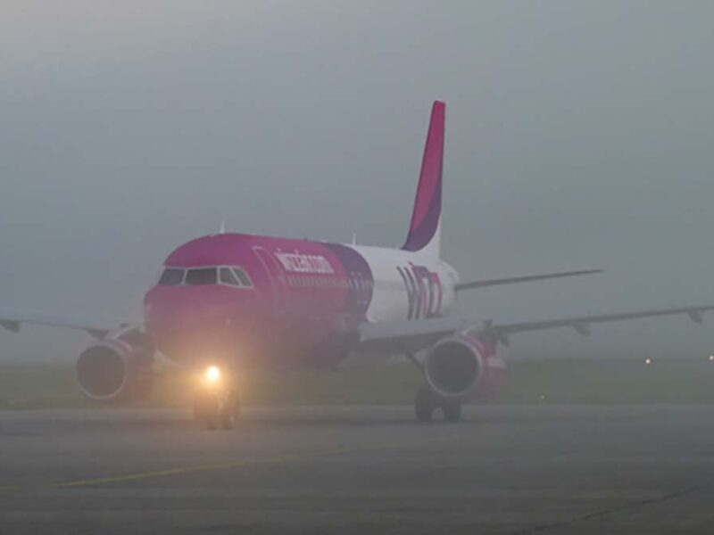 Ceața densă a dat peste cap traficul aerian de pe Aeroportul din Sibiu – Două avioane nu au putut ateriza