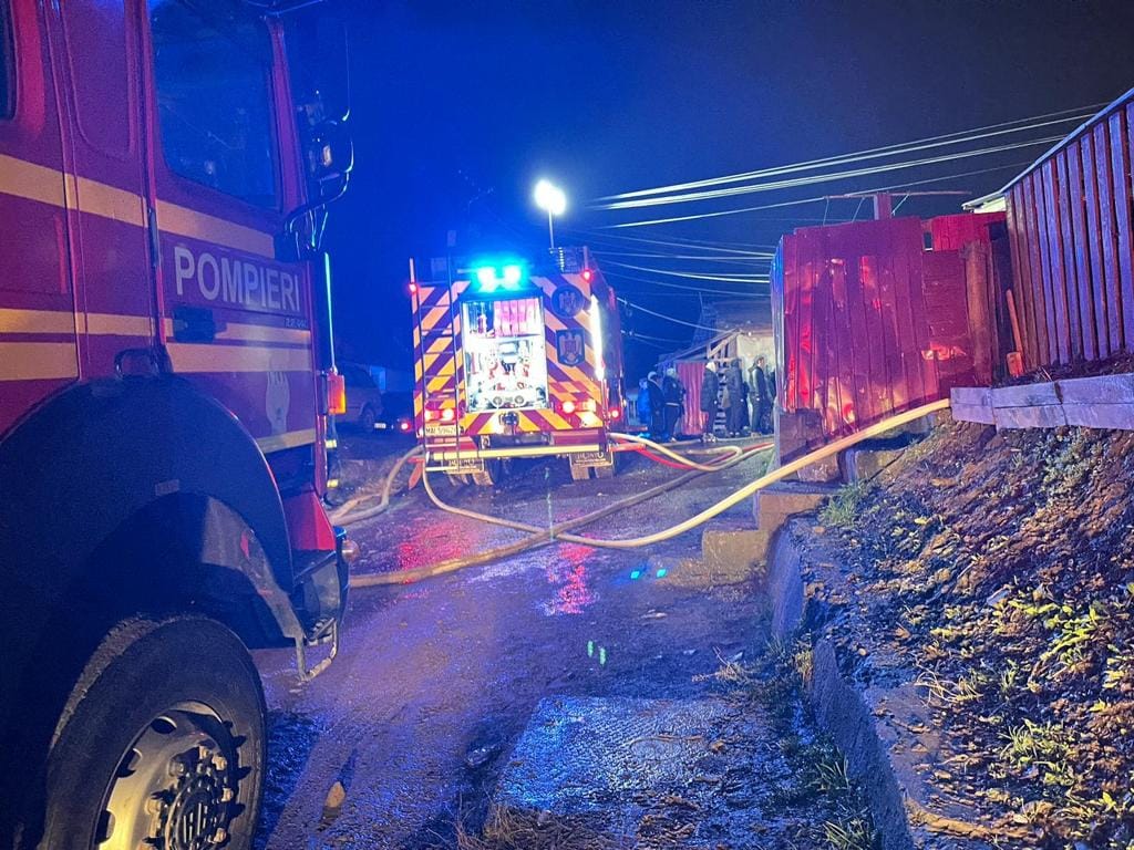 FOTO Incendiu puternic azi-noapte la Sighișoara - Au ars mai multe locuințe 2 foto incendiu puternic azi-noapte la sighișoara - au ars mai multe locuințe