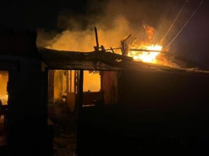 FOTO Incendiu puternic azi-noapte la Sighișoara - Au ars mai multe locuințe 3 foto incendiu puternic azi-noapte la sighișoara - au ars mai multe locuințe