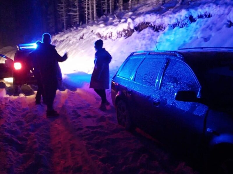 foto doi tineri au rămas înzăpeziți cu mașina în drumul spre râu sadului
