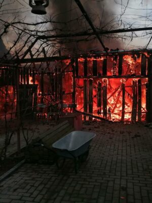 FOTO Trei anexe gospodărești mistuite de flăcări la Bârghiș – O femeie a fost dusă la spital