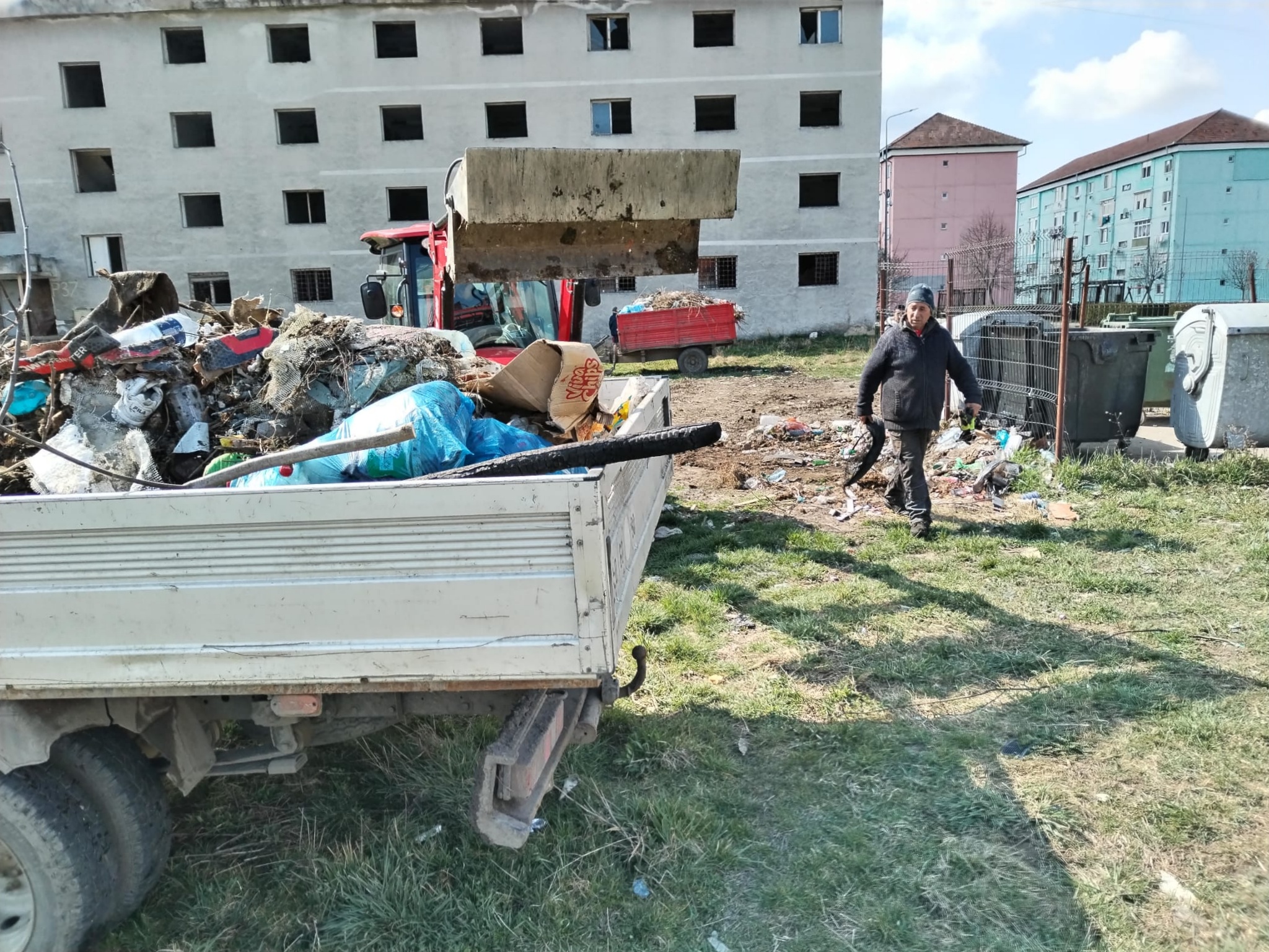 FOTO Amplă acțiune de curățenie la Copșa Mică - Primăria promite amenzi pentru locuitorii care aruncă gunoiul ilegal 3 foto amplă acțiune de curățenie la copșa mică - primăria promite amenzi pentru locuitorii care aruncă gunoiul ilegal