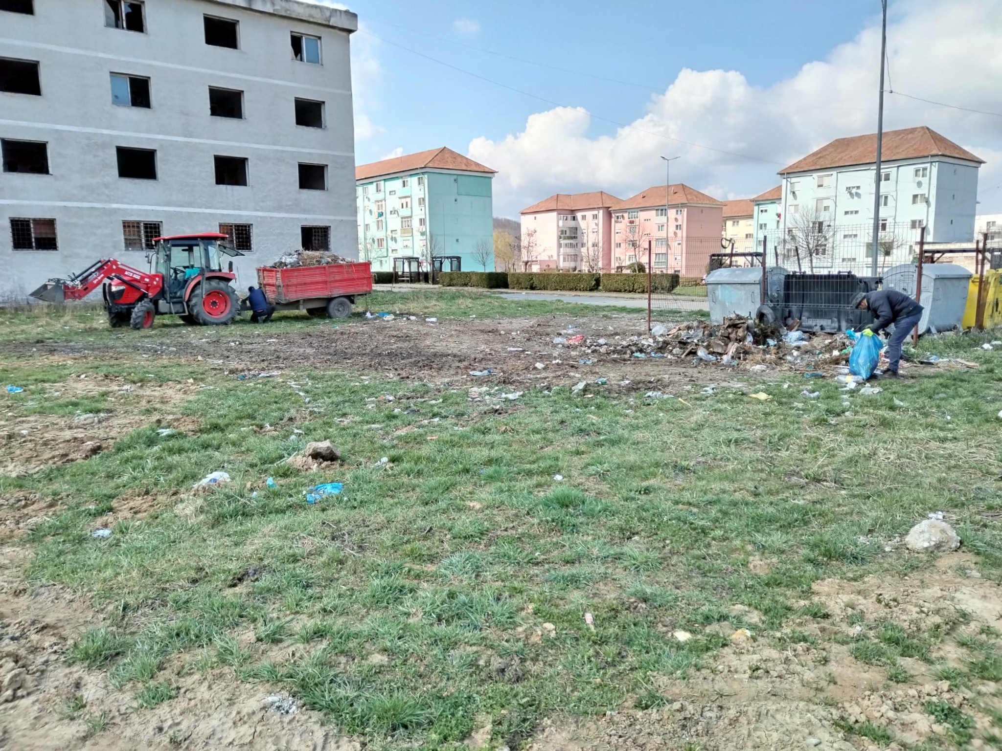 FOTO Amplă acțiune de curățenie la Copșa Mică - Primăria promite amenzi pentru locuitorii care aruncă gunoiul ilegal 2 foto amplă acțiune de curățenie la copșa mică - primăria promite amenzi pentru locuitorii care aruncă gunoiul ilegal