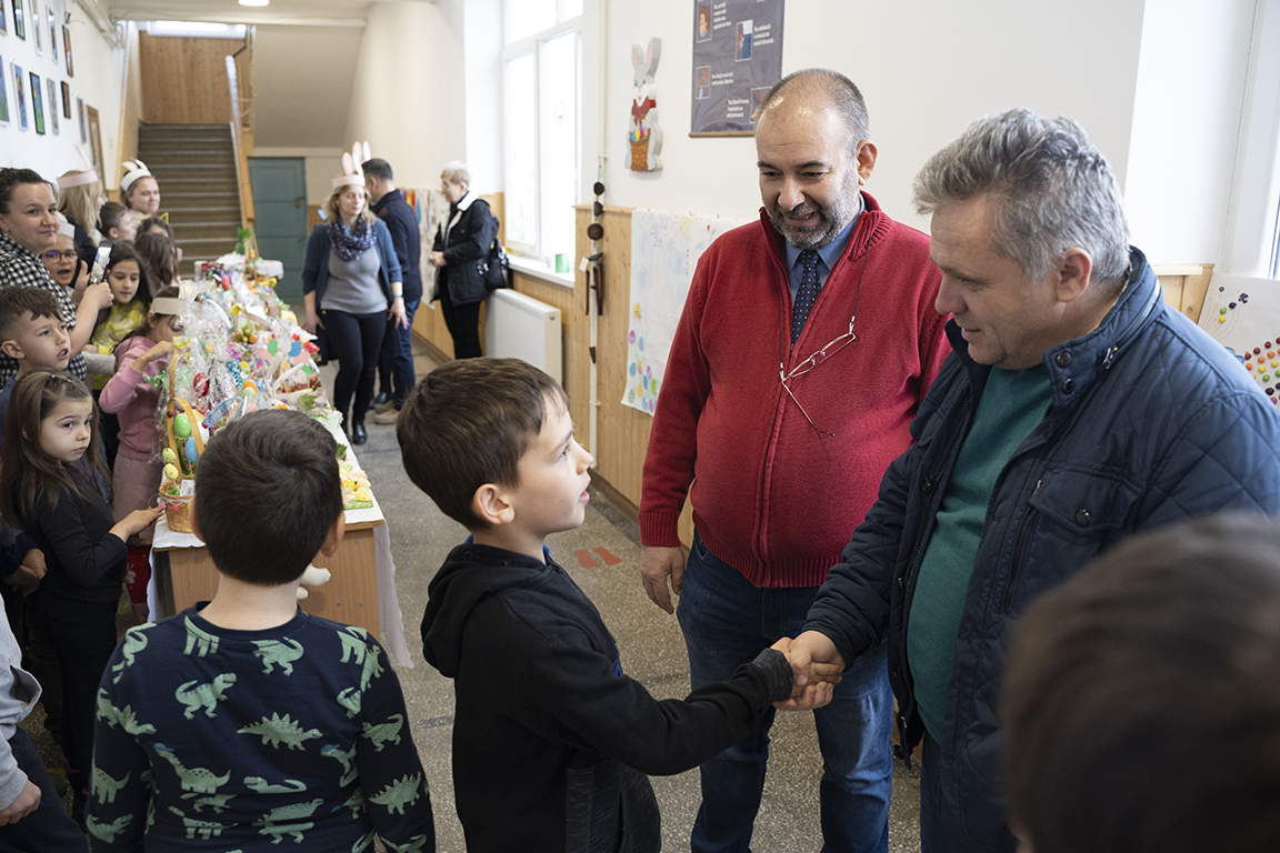 FOTO Unitățile de învățământ din Mediaș au organizat „Târgul de Paște“ 2 foto unitățile de învățământ din mediaș au organizat „târgul de paște“