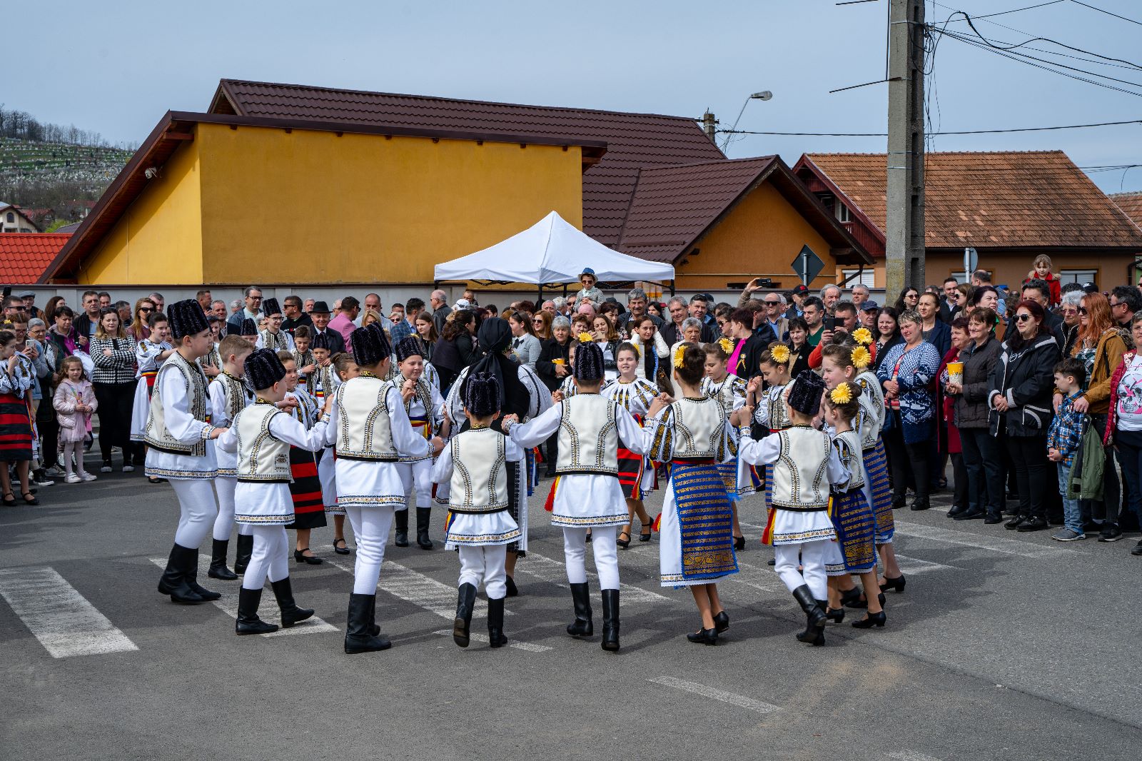 foto încă o ediție a jocului țuru încheiată cu succes - sute de medieșeni prezenți pe moșnei