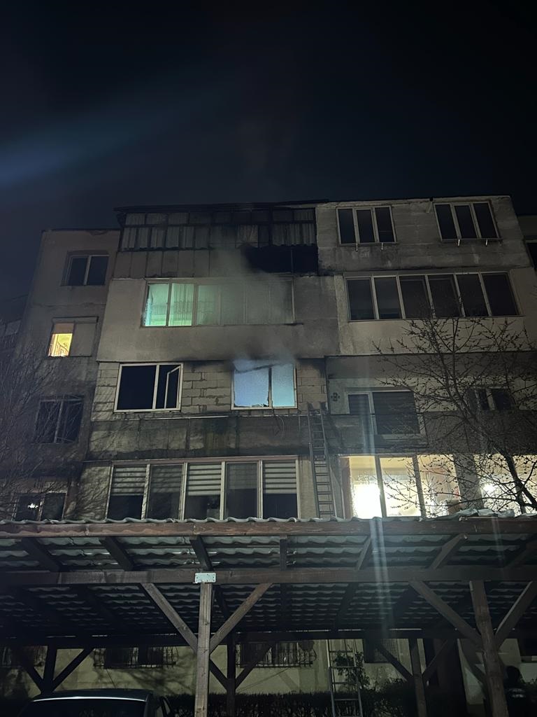 FOTO Incendiu violent la Târnăveni - Aproape 30 de persoane au fost evacuate după ce un apartament a luat foc 2 foto incendiu violent la târnăveni - aproape 30 de persoane au fost evacuate după ce un apartament a luat foc