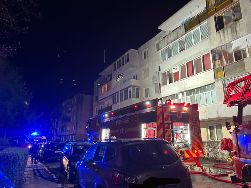 foto incendiu violent la târnăveni - aproape 30 de persoane au fost evacuate după ce un apartament a luat foc