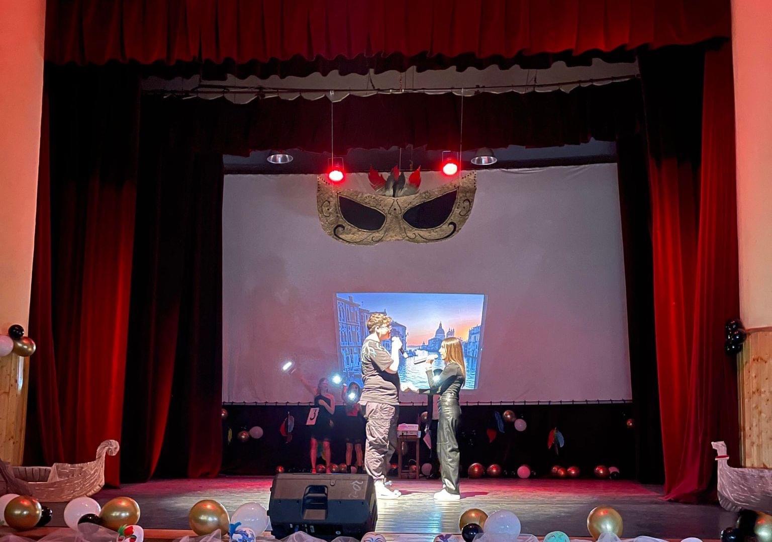 foto daria sicoe și paul suciu, miss și mister boboc 2023 la liceul "axente sever" din mediaș