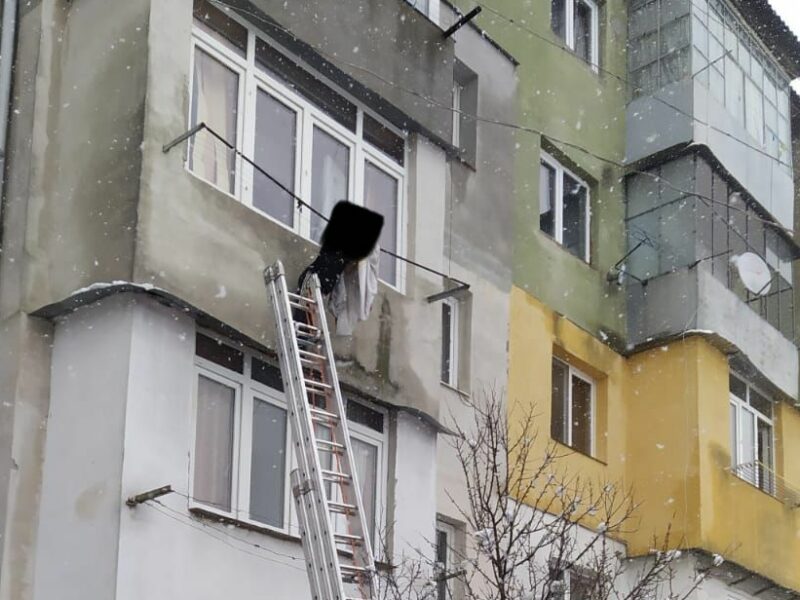 foto a căzut de la etaj și a rămas agățată în sârmele de rufe. sibianca s-a certat cu soţul şi a vrut să fugă prin exteriorul balconului