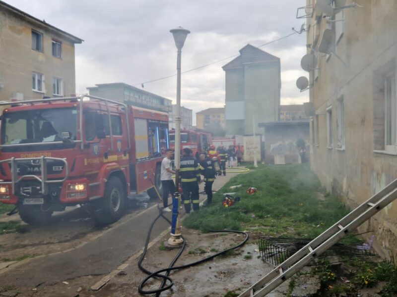 foto incendiu la mediaș de paște - nouăzeci de persoane evacuate dintr-un bloc de pe strada tineretului