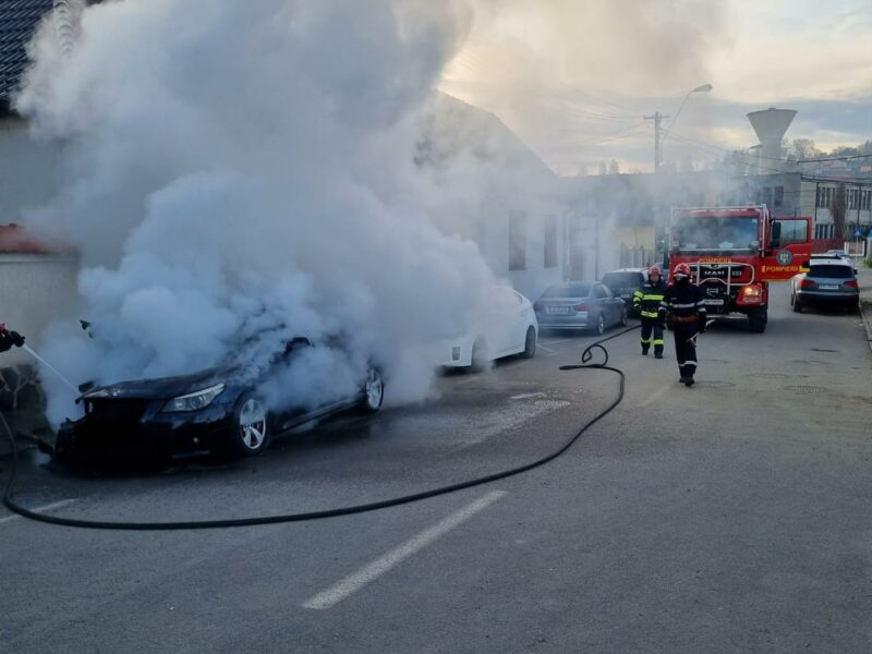 autoturism mistuit de flăcări pe strada malului