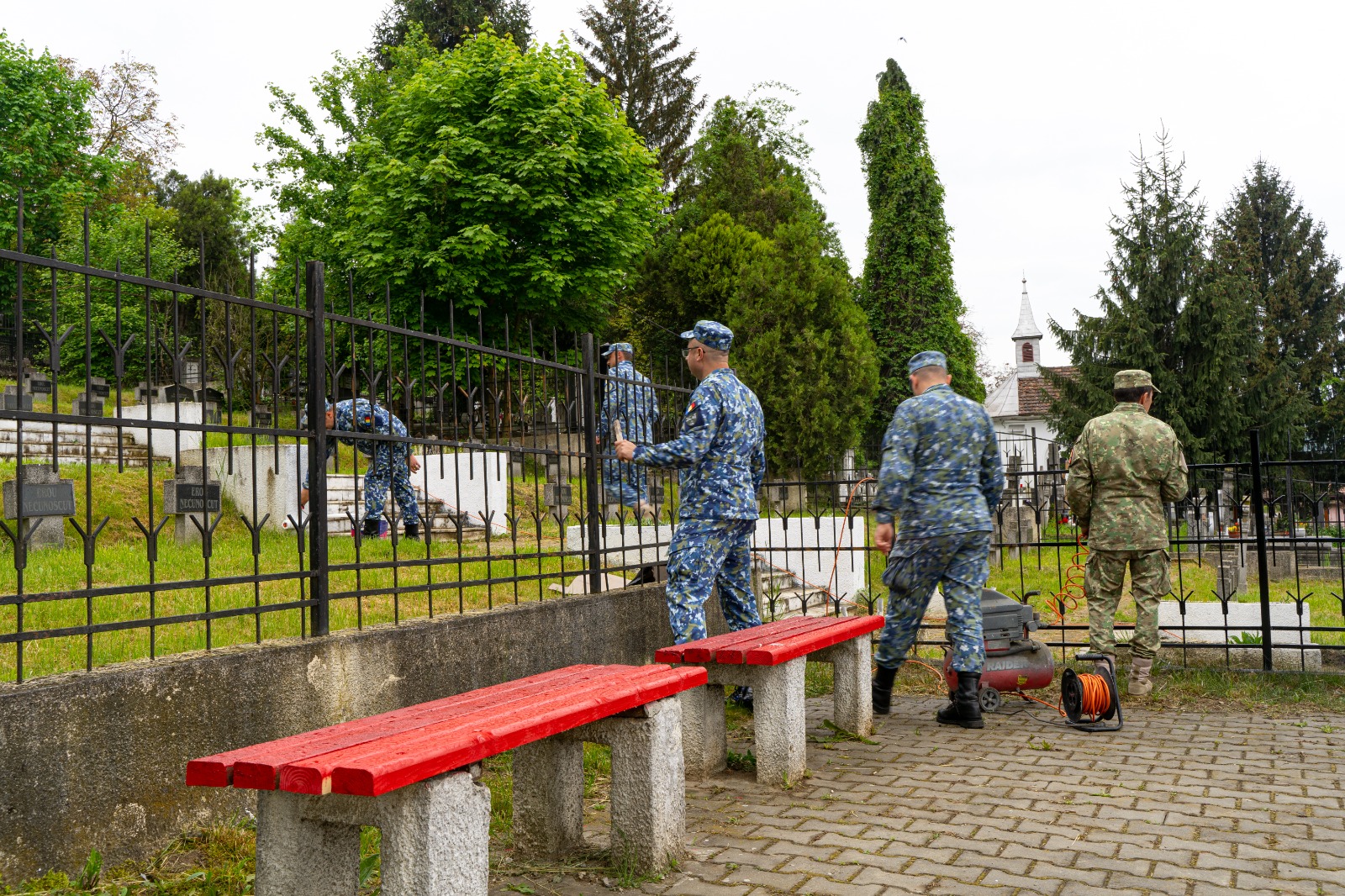 VIDEO FOTO Acțiuni de ecologizare și înfrumusețare a Cimitirului Eroilor din Mediaș 3 video foto acțiuni de ecologizare și înfrumusețare a cimitirului eroilor din mediaș