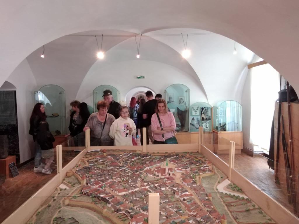 VIDEO FOTO Mii de medieșeni la Noaptea Muzeelor – Cei mai mulți vizitatori au fost la Muzeul Municipal 5 video foto mii de medieșeni la noaptea muzeelor – cei mai mulți vizitatori au fost la muzeul municipal