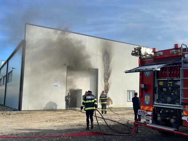 foto incendiu la o hală din târnava - focul a izbucnit de la un panou electric