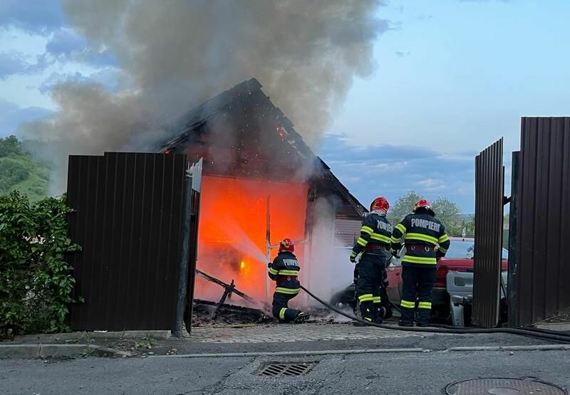 foto mașină distrusă într-un garaj cuprins de flăcări la mediaș