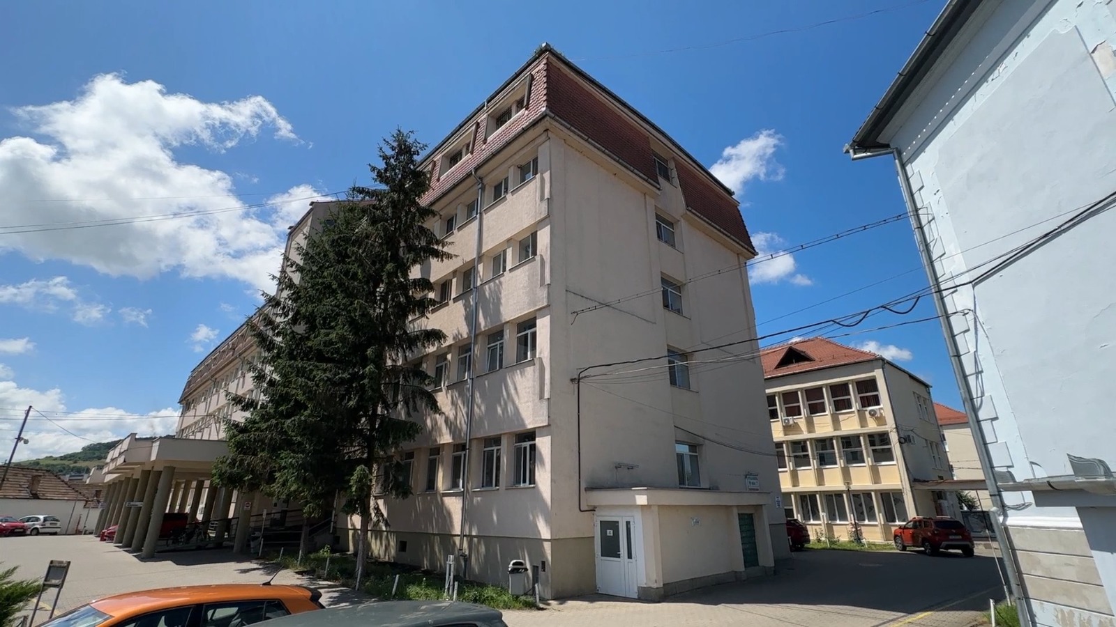 Investiție de peste 9 milioane de lei la Spitalul Municipal - Vor fi modernizate două corpuri de clădire 2 investiție de peste 9 milioane de lei la spitalul municipal - vor fi modernizate două corpuri de clădire