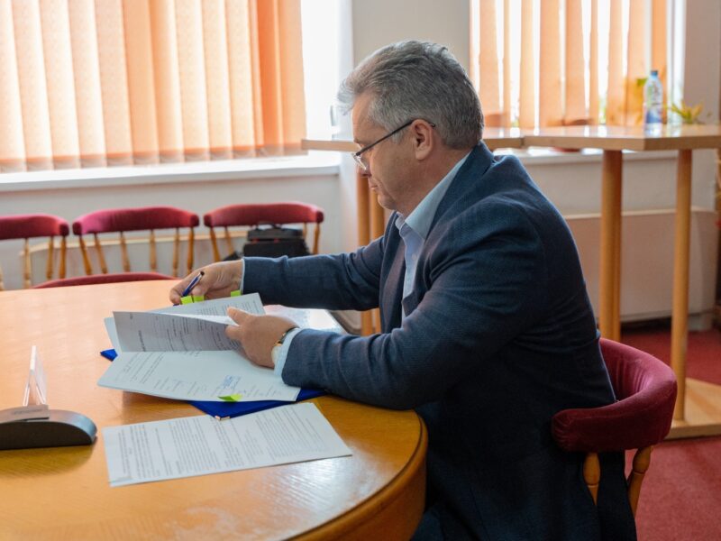 foto a fost semnat contractul pentru modernizarea centrului istoric din mediaș
