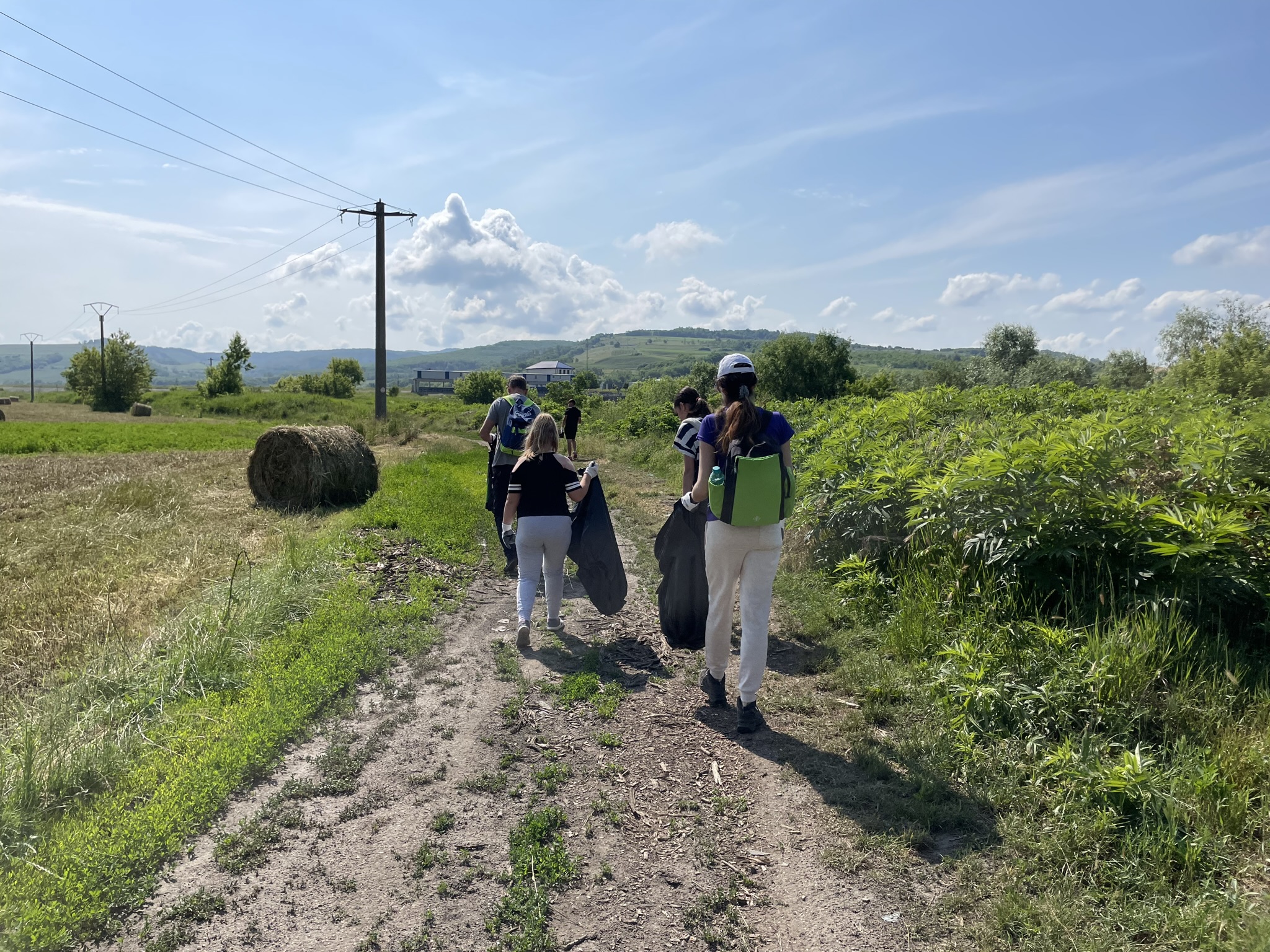 o echipă de voluntari din copșa mică a ecologizat weekend-ul asta via transilvanica