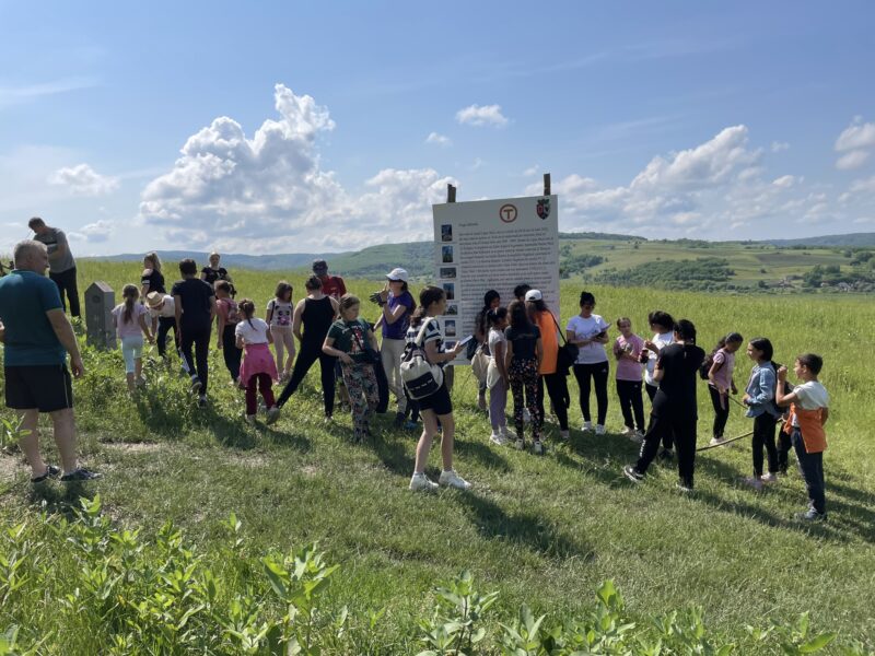 o echipă de voluntari din copșa mică a ecologizat weekend-ul asta via transilvanica
