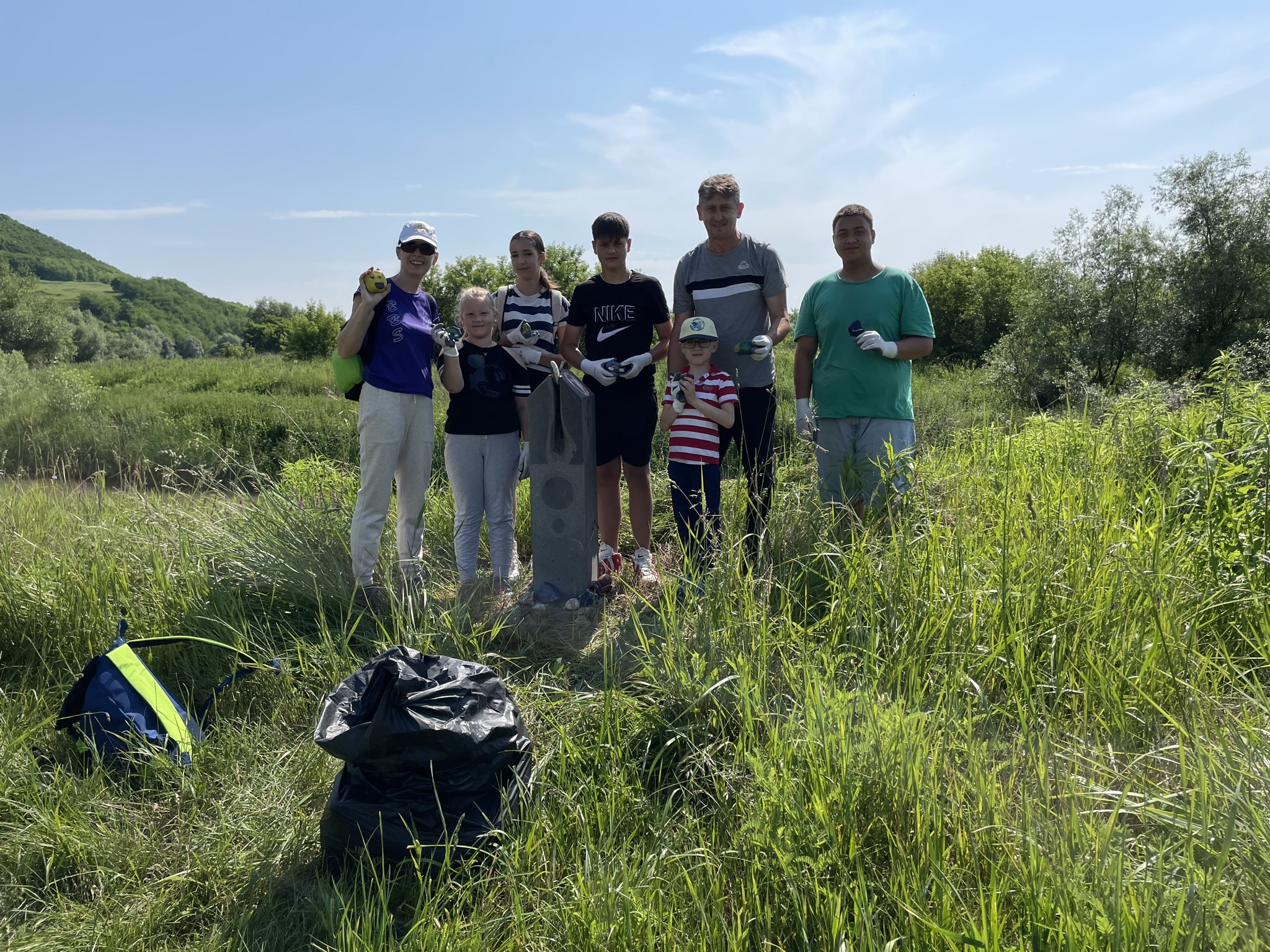 o echipă de voluntari din copșa mică a ecologizat weekend-ul asta via transilvanica